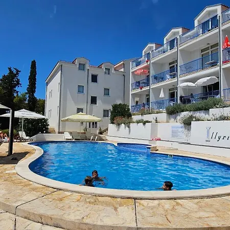Front With Swimming Pool, Illyria 102 Appartement *