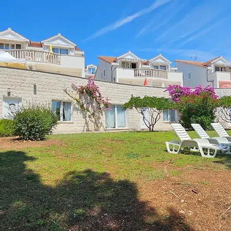 Front With Swimming Pool, Illyria 102 Appartement