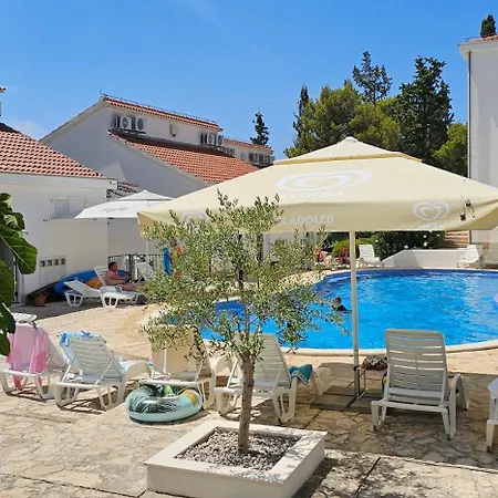 Appartement Front With Swimming Pool, Illyria 102 Milna (Brac)