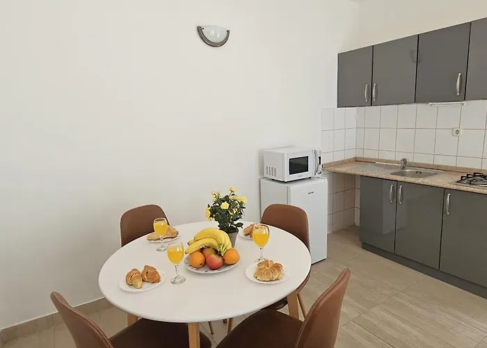 Appartement Front With Swimming Pool, Illyria 102 Milna (Brac)