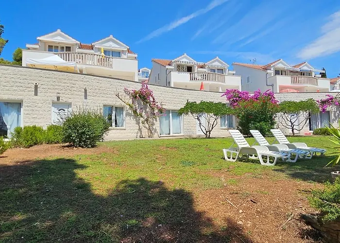 Front With Swimming Pool, Illyria 102 Appartement