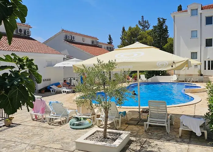 Appartement Front With Swimming Pool, Illyria 102 Milna (Brac)