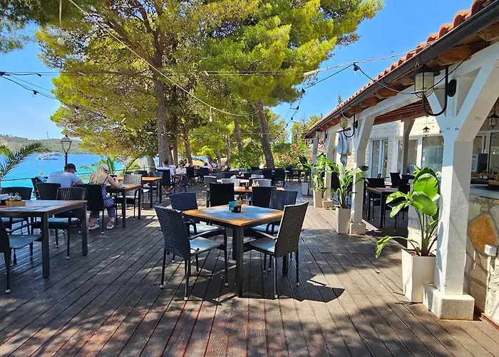 Appartement Front With Swimming Pool, Illyria 102 Milna (Brac)