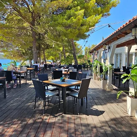 Apartament Front With Swimming Pool, Illyria 102 Milna (Brac)