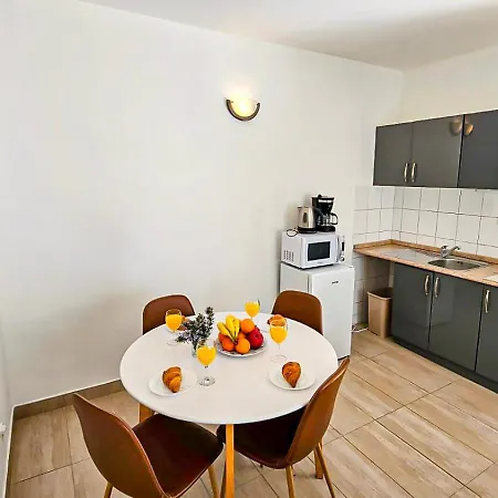 Front With Swimming Pool, Illyria 102 Apartmán *